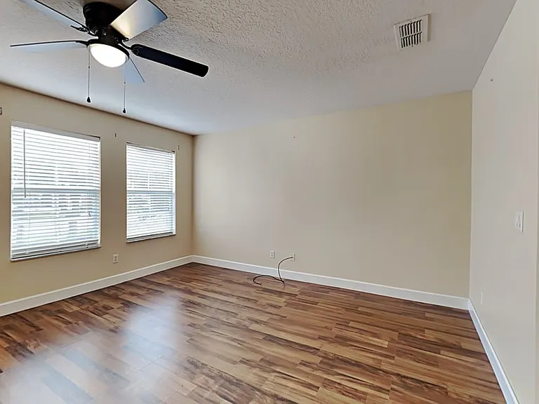 589 Errol Pkwy — Photo 21