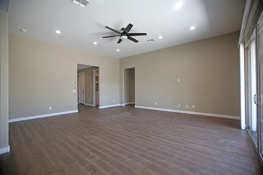 4 Bed + 2 Bath + 3 Car Garage in North Peoria — Photo 3