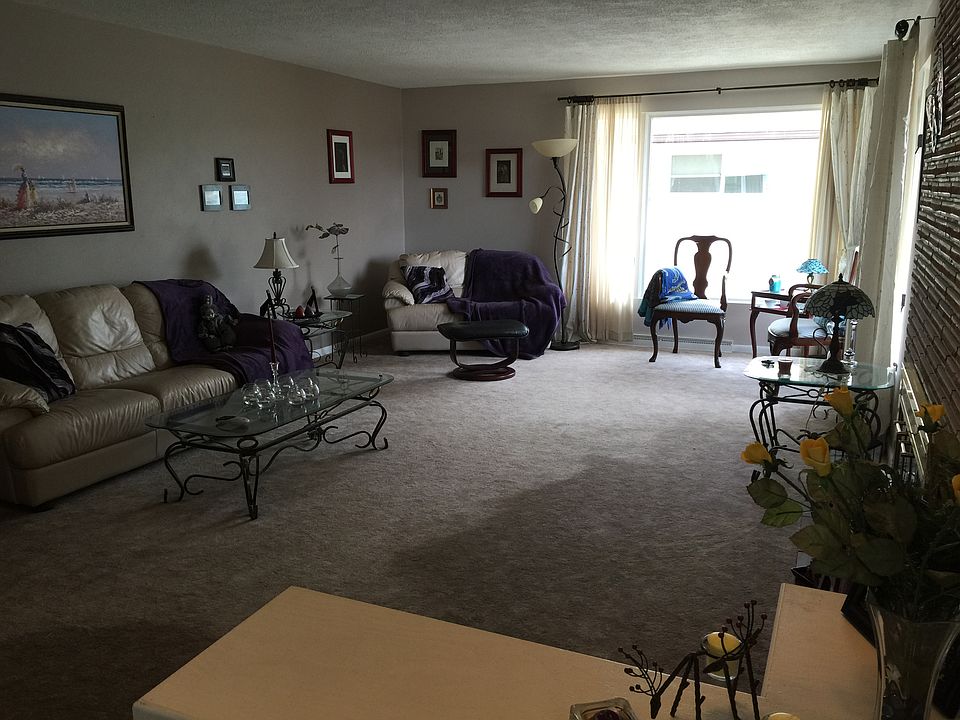 Living room 14' x 21'