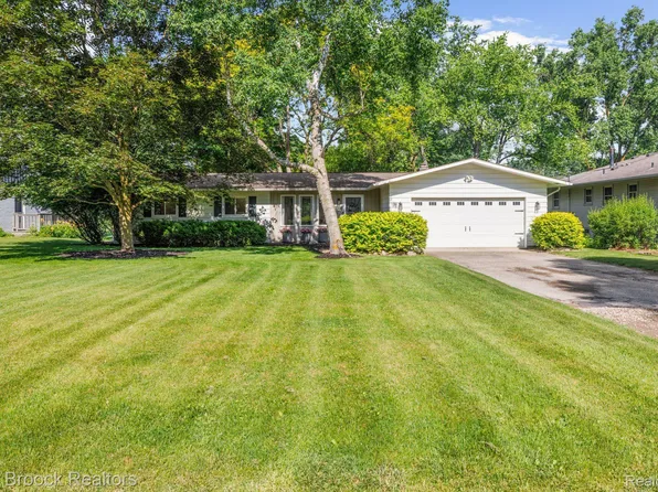 2976 Pleasant Valley Rd, Brighton, MI 48114