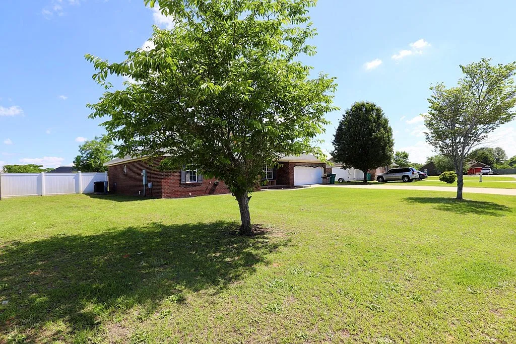 3 bed, 2.0 bath, 1444 sqft, $1,600 — Photo 2