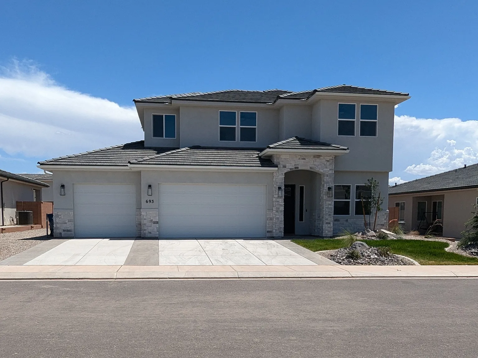 693 Taylor Creek Dr — Photo 3