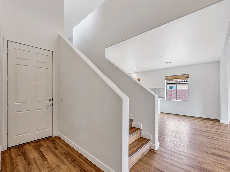 861 W Love Rd — Photo 4
