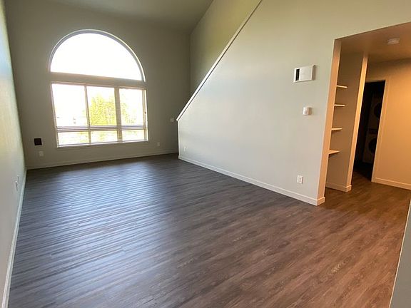3rd image of 1650 NE Market Dr #310