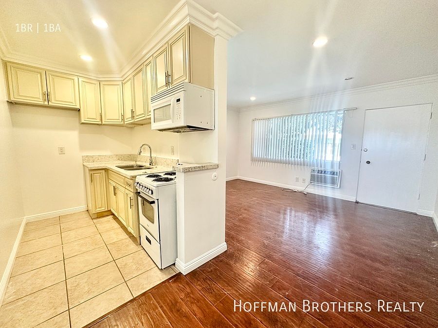 1st image of 14024 Oxnard St #15A