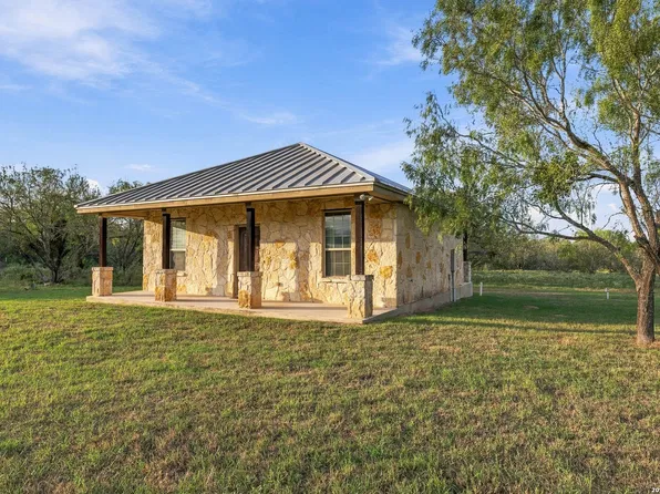 1260 County Road 361, La Vernia, TX 78121