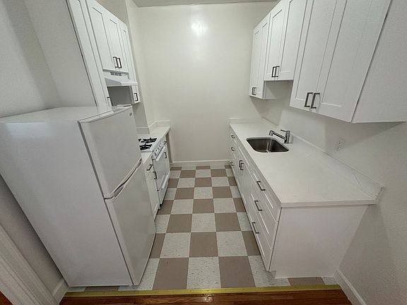 2nd image of 3355 Octavia St #204