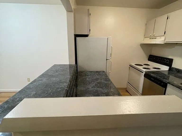 University Park Apartments near Cornell University — Photo 397