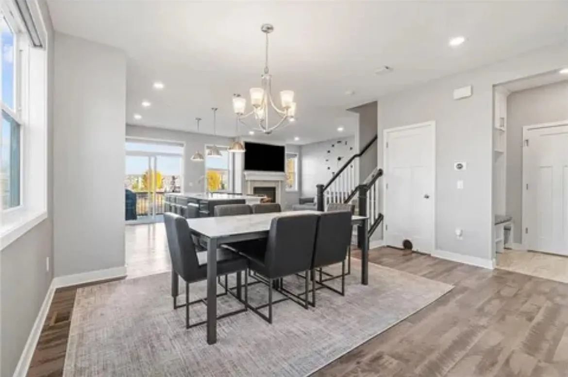 3 Rooms available — Photo 1
