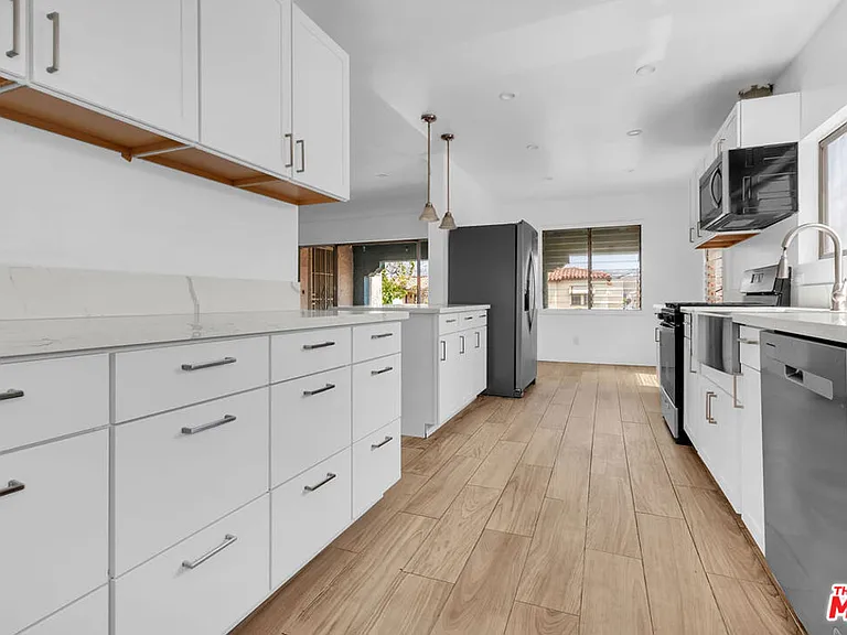 8300 Blackburn Ave — Photo 7