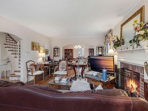 5th image of 379 Jefferson Ave