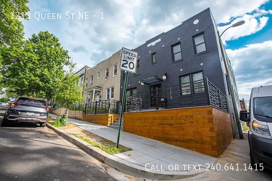 1213 Queen St NE — Photo 2