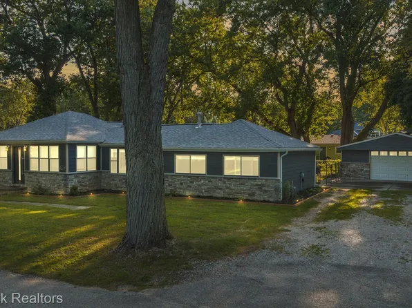 4528 Bethune Ct, West Bloomfield, MI 48323