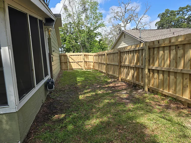 1545 Maxwell Ln — Photo 2