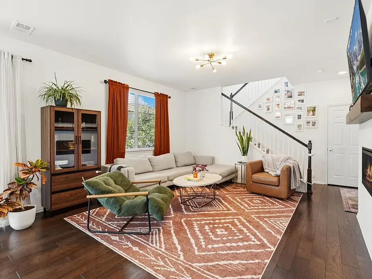 5576 Bexley Dr — Photo 3
