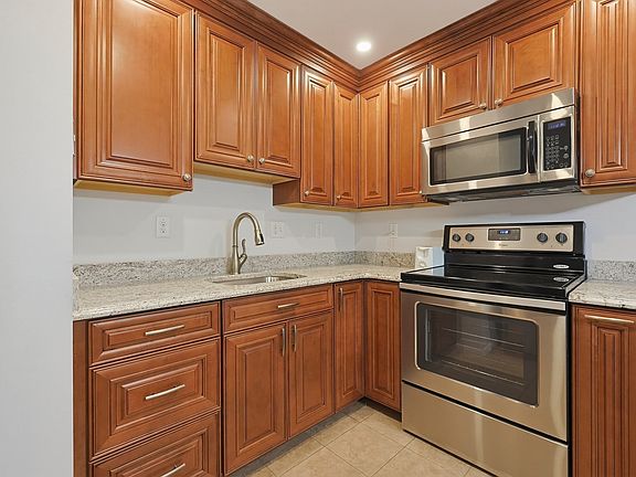4th image of 1185 Adams St APT 17