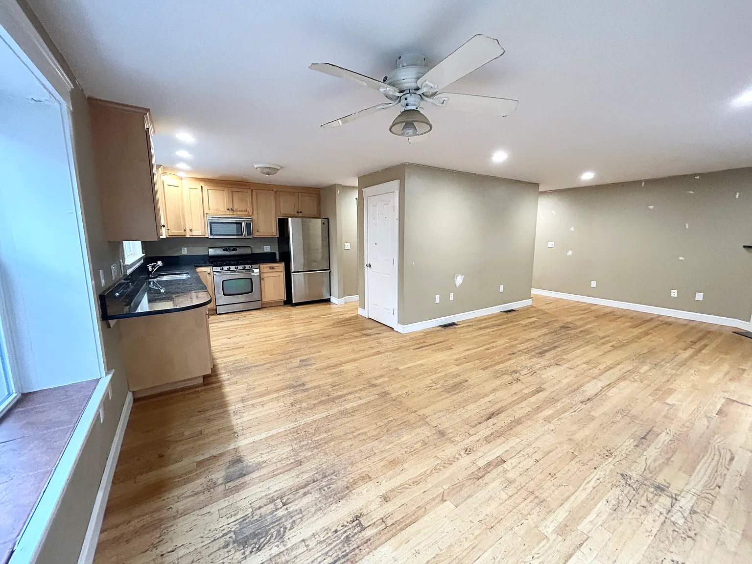 5 bed, 3.5 bath, 1400 sqft, $8,500 — Photo 2