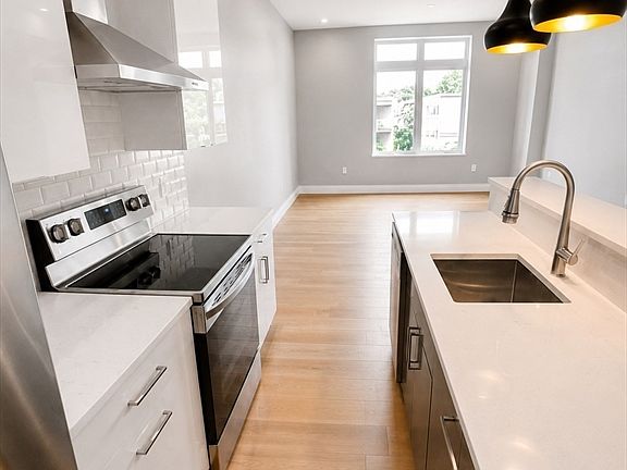 3rd image of 60 Cross St E #308