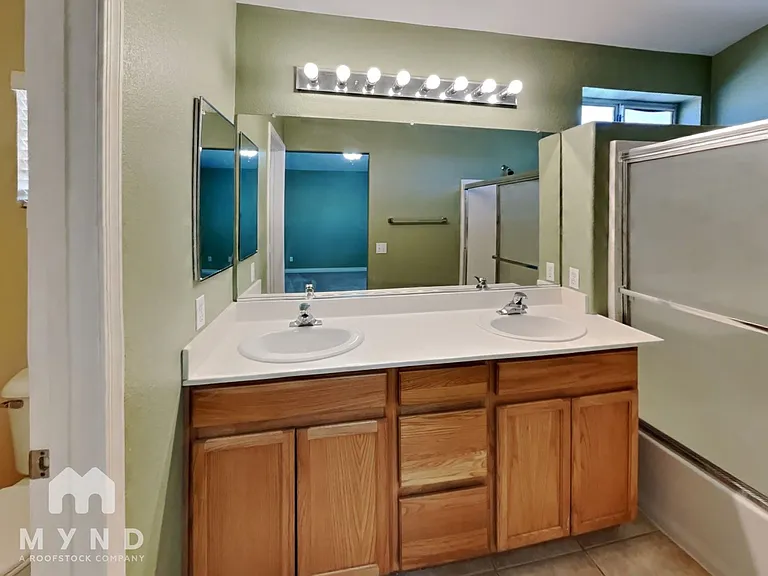 695 Emerald City Ave — Photo 11