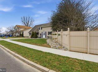 10 Inbrook Rd, Levittown, PA 19057