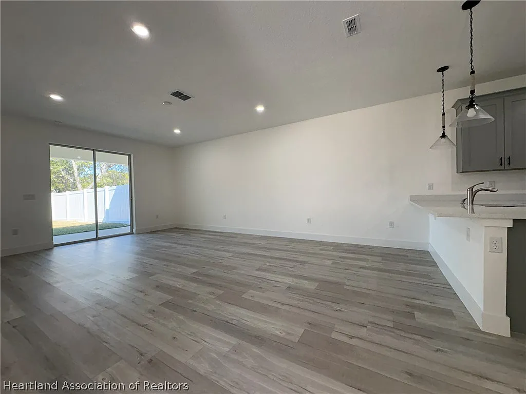 3 bed, 2.0 bath, 1640 sqft, $1,800 — Photo 4