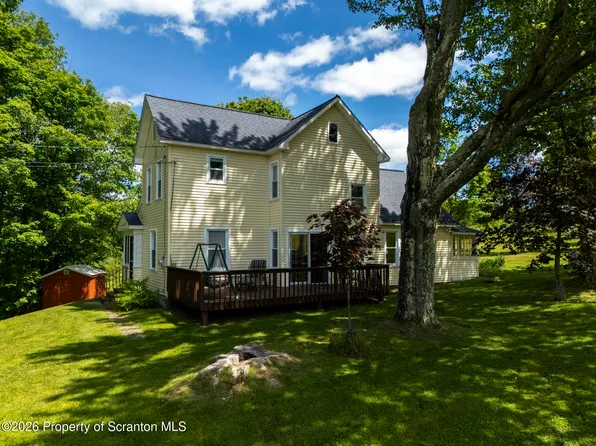 52 Stanton Dr, Waymart, PA 18472
