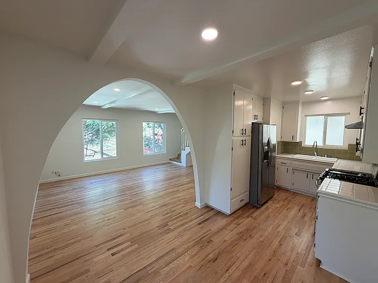 8535 Lookout Mountain Ave — Photo 9