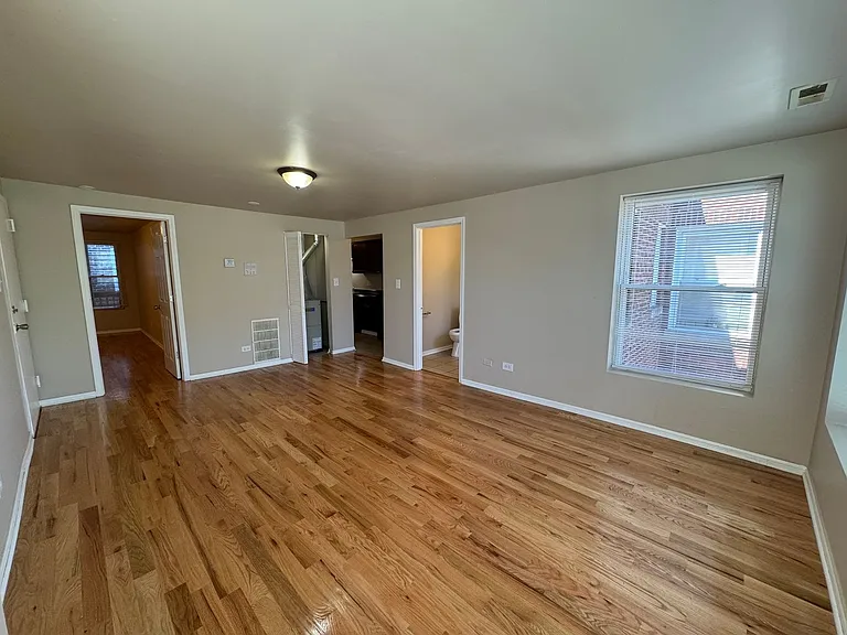 1637 W 77th St #2 — Photo 3