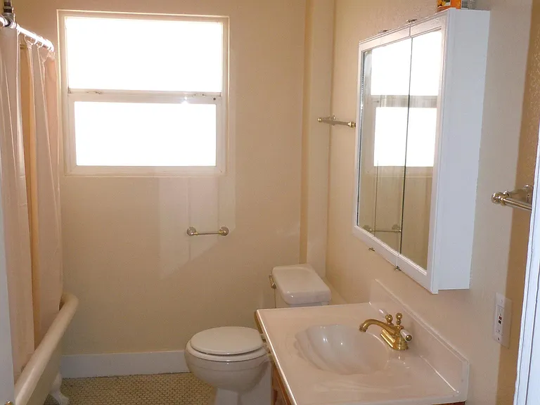 1094 Aileen St — Photo 2