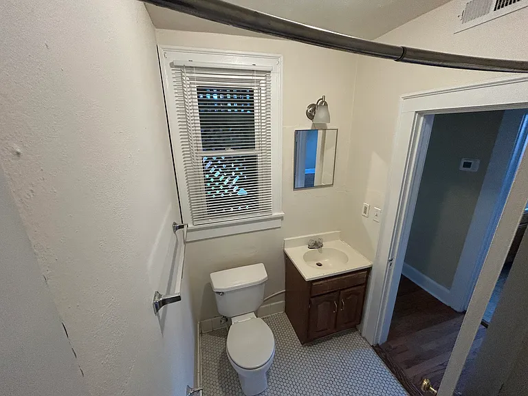 339 Jefferson Ave N #F — Photo 4