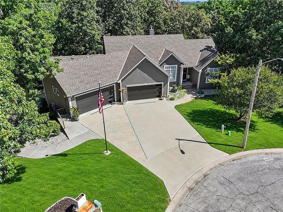1st image of 929 NE Emily Ln