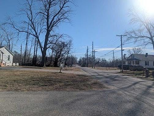5th image of 207 Judith Ln