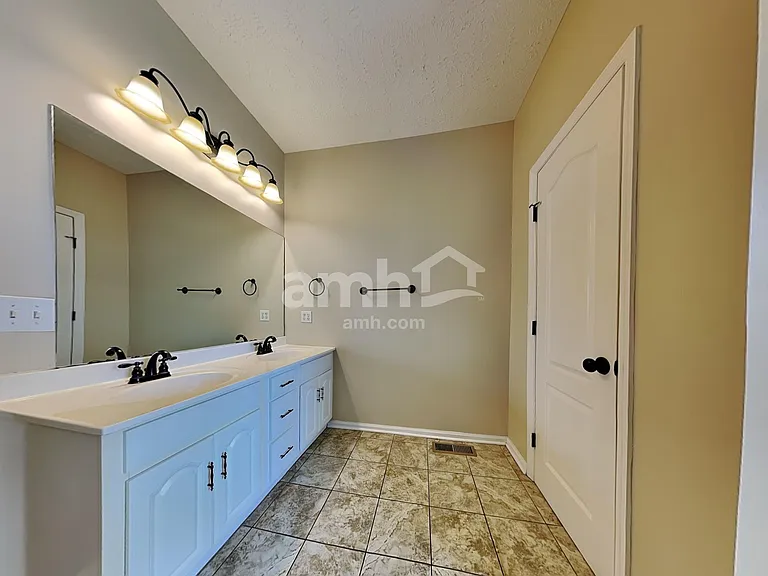 210 Fox Hunt Ln — Photo 13