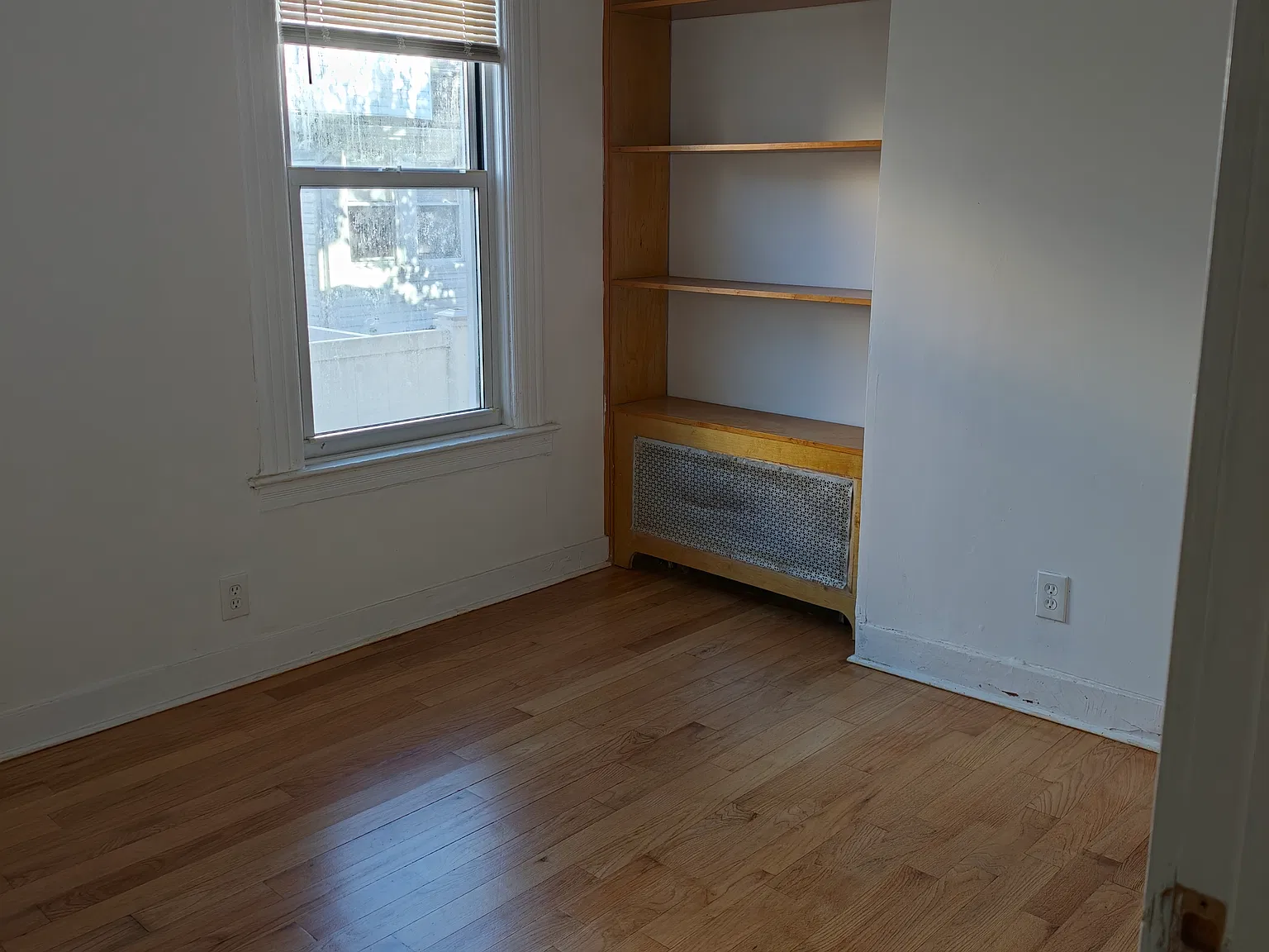 4 bed, 900 sqft, $3,400 — Photo 4