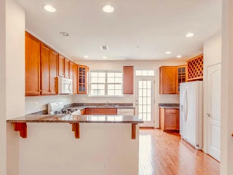 8188 Falls Grove Dr — Photo 12
