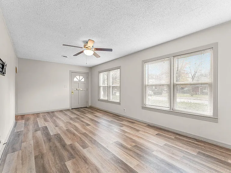 640 S Kentwood Ave — Photo 4