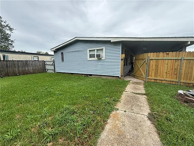 130 Lynn Dr — Photo 2