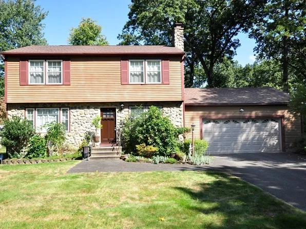 92 Branch St, Longmeadow, MA 01106