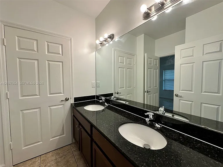 1035 NE 10th Ave #1 — Photo 10