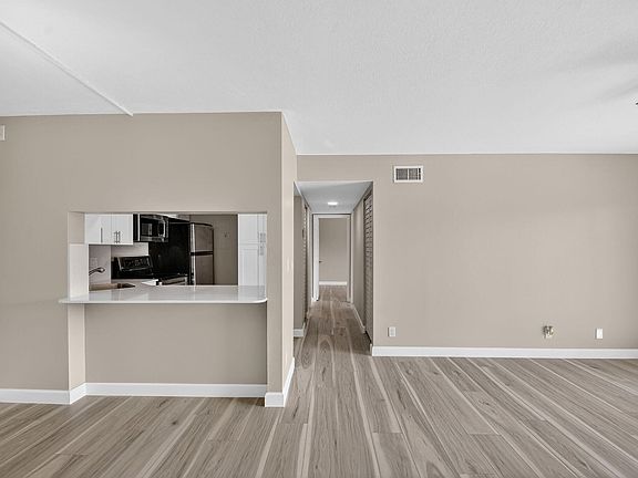 4th image of 719 Sunny Pine Way #D2
