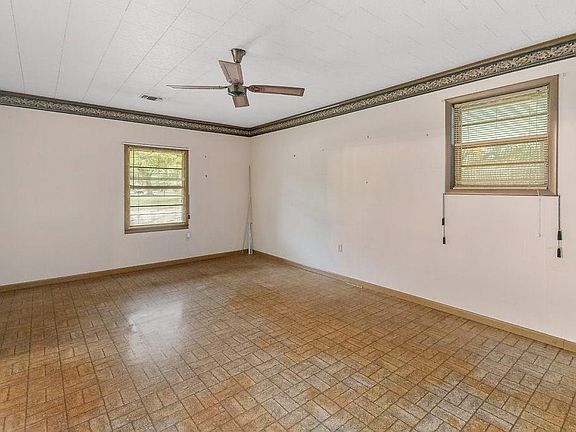 4th image of 301 Arlington Dr