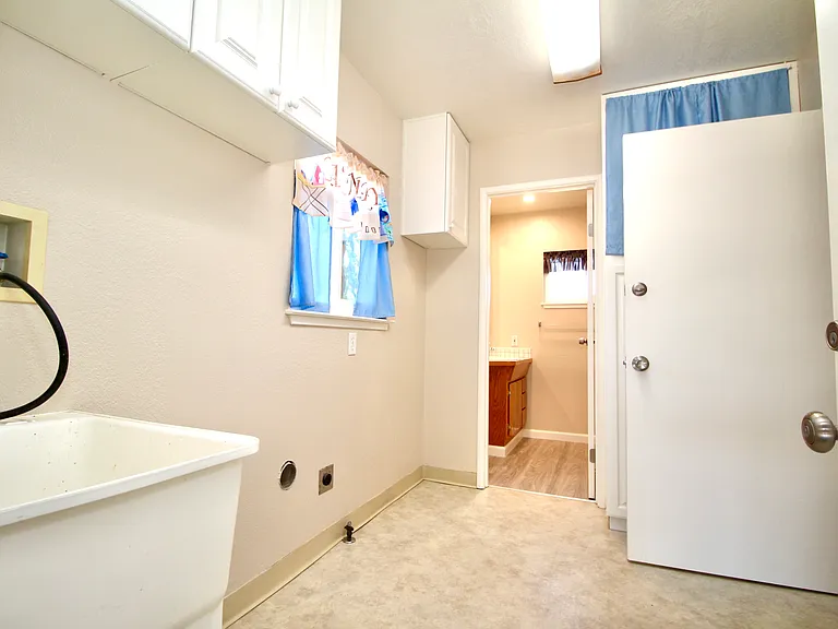 1358 Henderson Ln — Photo 22