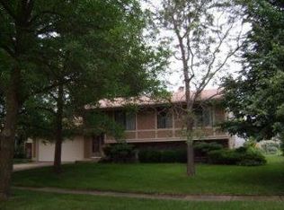 995 Camelot Dr, Crystal Lake, IL 60014