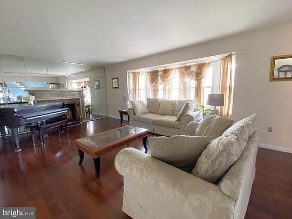 3rd image of 30 Winterberry Ln