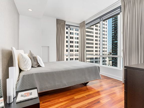 4th image of 60 E 55th St APT 35A