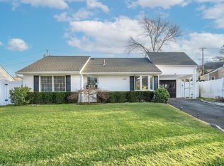 28 Southridge Dr, Glen Cove, NY 11542