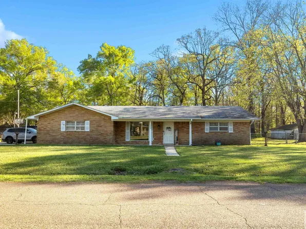 902 E Avenue G, Hooks, TX 75561
