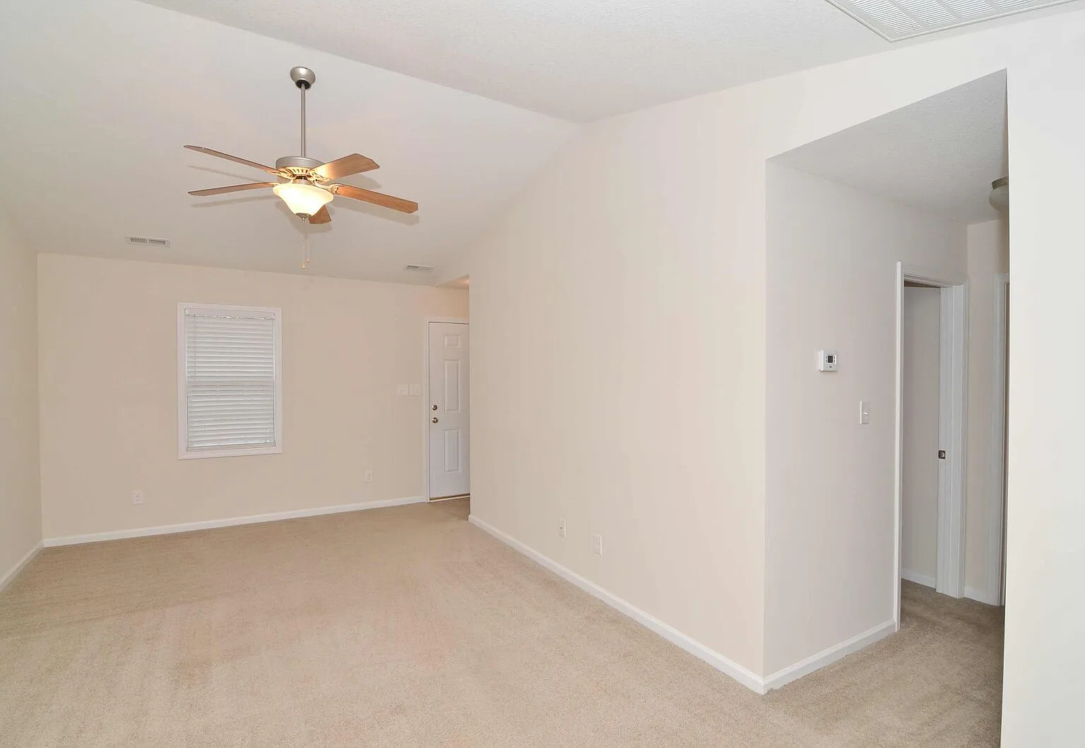Beautiful End-Unit Townhome Near Topsail Island & Stoney Bay! — Photo 3