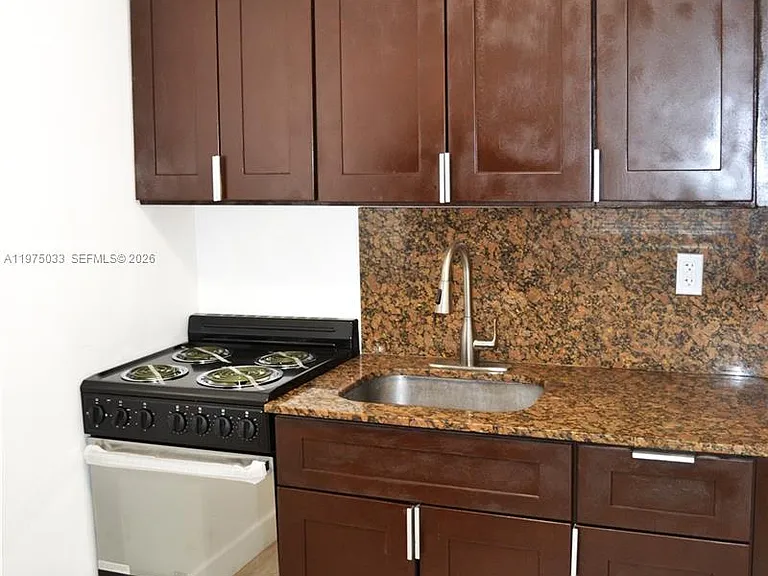 1035 SW 4th St #3 — Photo 6
