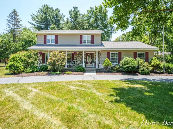 2874 Burrwick Dr SE, Grand Rapids, MI 49546